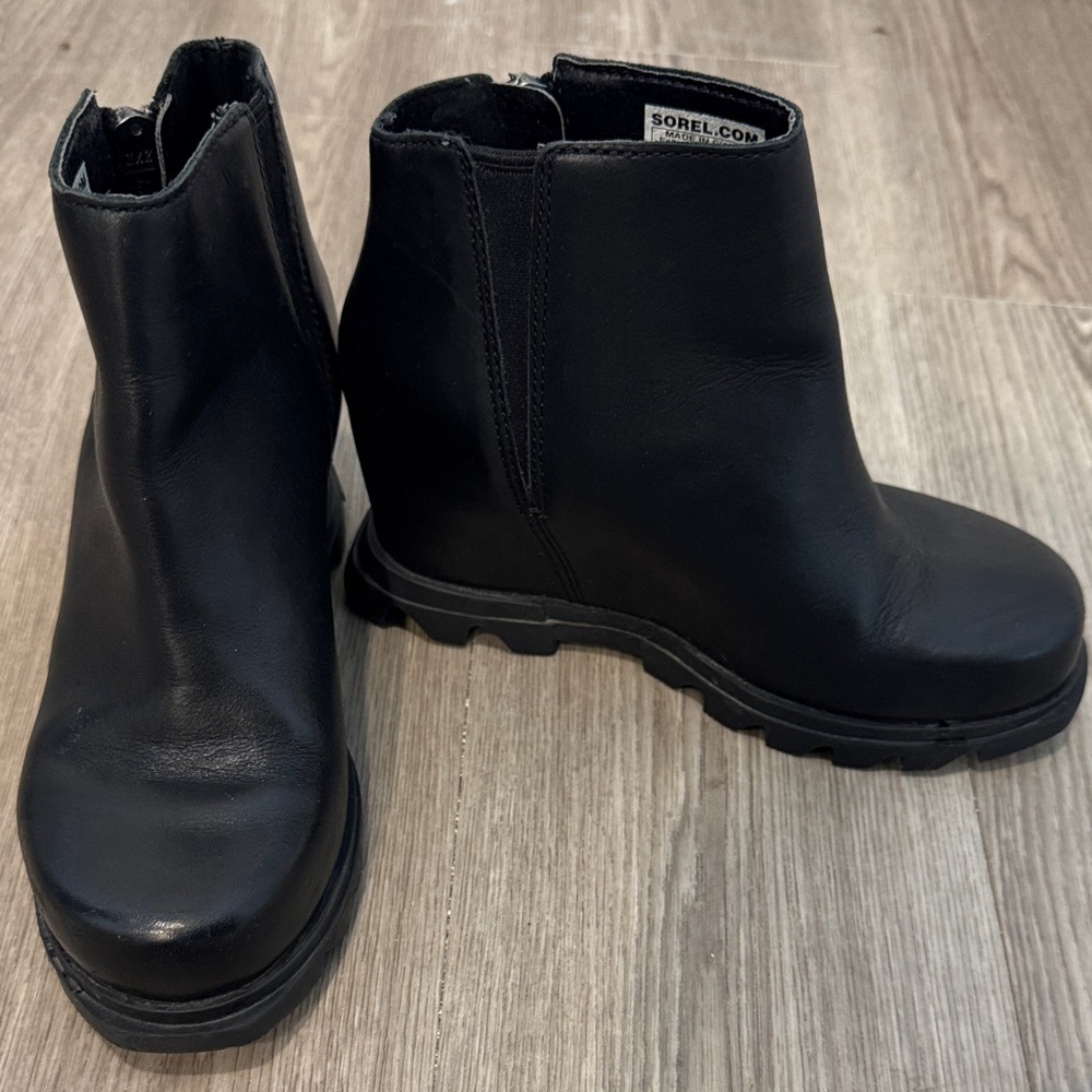 Sorel Women's Joan of Arctic Wedge III Zip Chelsea Boot Black